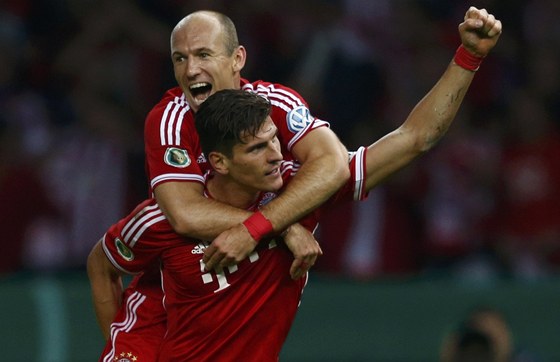 Thomas Müller, útoník Bayernu Mnichov, oslavuje svoji trefu ve finále