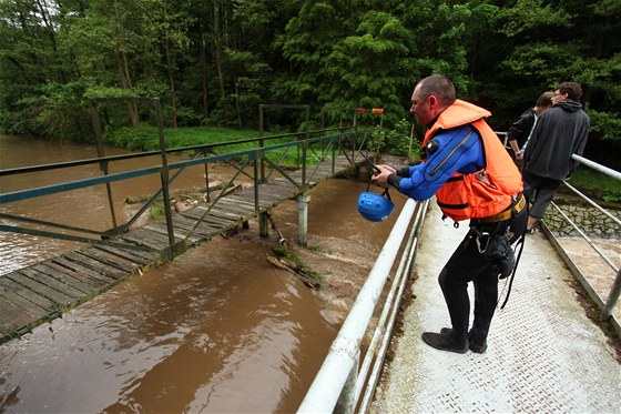 Záchranái hledají na Náchodsku mue, který vypadl z lodiky do rozvodnné