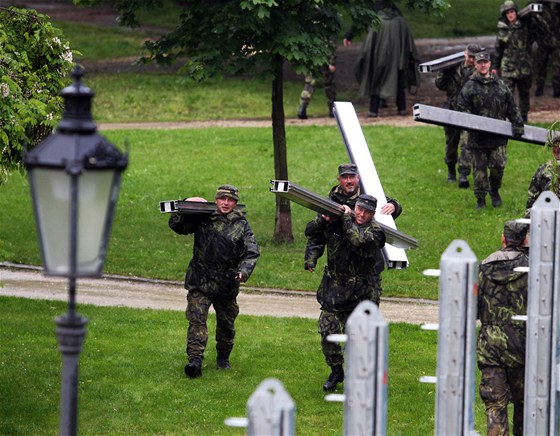 Vojáci pomáhají při stavbě protipovodňové hráze v Praze na Kampě. (2. června...