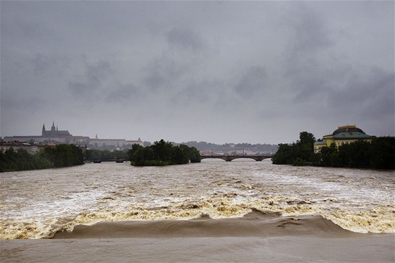 Na rozvodněné Vltavě v Praze téměř nejsou vidět jednotlivé jezy. (3. června...