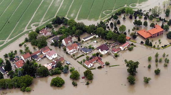 Vltava zatopila i Miejovice u Kralup nad Vltavou. (3. ervna 2013)
