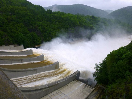 Vypouštění vody z přehrady Slapy (3. června 2013)