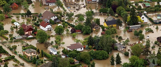 Domy v Černošicích zaplavila voda z rozvodněné Berounky. (4. června 2013)