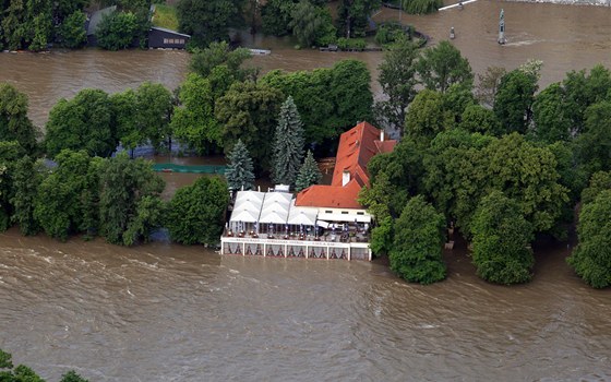 Střelecký ostrov na Vltavě v Praze je pod vodou. (4. června 2013)