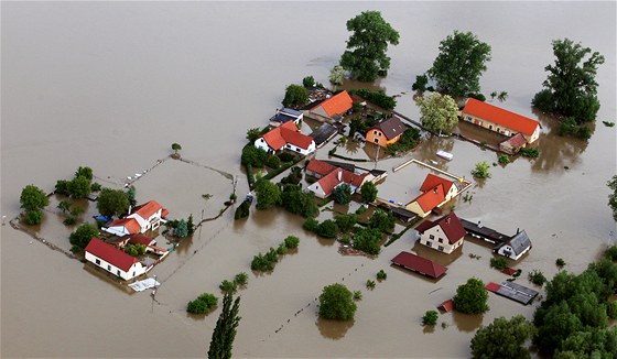 Zaplavené domy v Zálezlicích na Mělnicku. (4. června 2013)