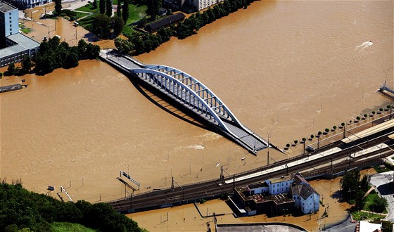 Zaplavený most E. Benee v Ústí nad Labem. (5. ervna 2013)
