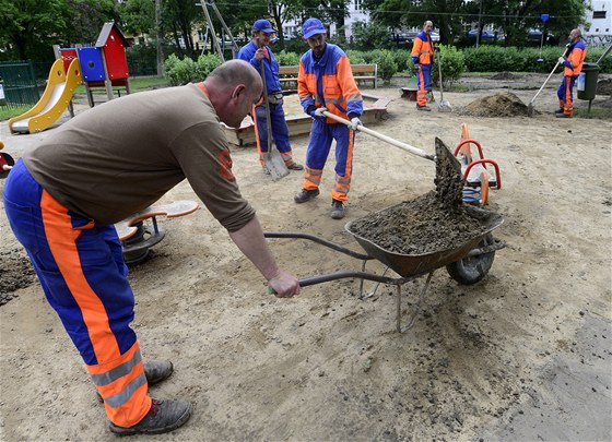 Úklidová eta ve tvrtek v parku Folimanka istila hit zanesené