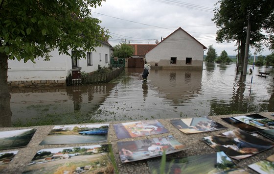 Reichlovi z Putimi suili rodinné fotografie na kamenné zídce u mostu pes