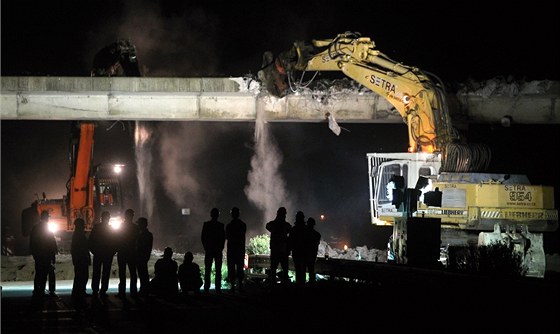 Bagrm se podailo rozplit most pes dálnici D1 u Smrné okolo jedné hodiny v