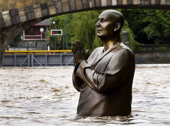 Museum Kampa se letos opt ocitlo pod vodou. Nedaleká socha se pak stala jedním ze symbol letoních záplav v Praze