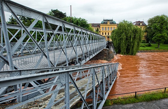 Takový pohled se naskytl lidem v Jaromi 3. ervna ráno, boní lávku strhla povode bhem noci.