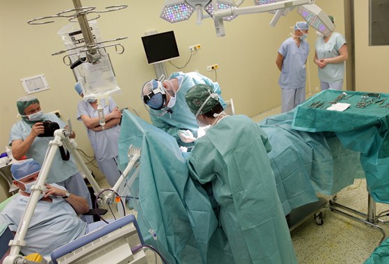 Lékaři v brněnské SurGal Clinic vymodelovali pacientce po mastektomii nové ňadro.