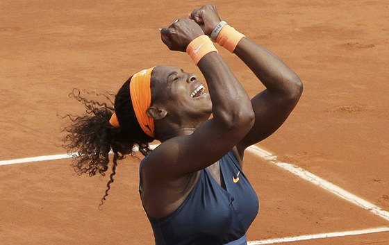 ANO! ANO! ANO! Serena Williamsová slaví triumf na Roland Garros.