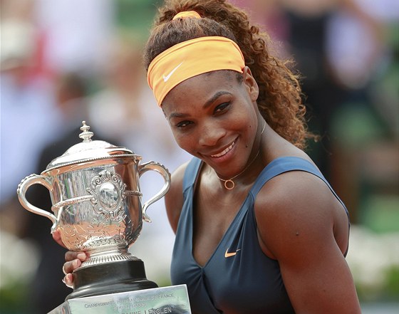 TAHLE JE MOJE. Serena Williamsová pózuje s vítznou trofejí z Roland Garros.