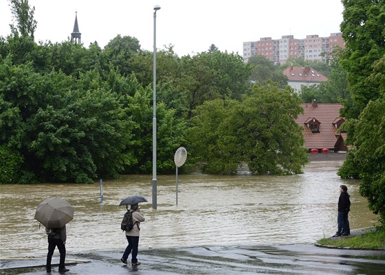 Rozvodnný potok Boti zaplavil praské tvrti Hostiva a Zábhlice. Na snímku