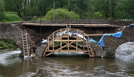 Práce na opravě historického mostu v Ronově nad Sázavou se zastavily.