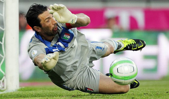 RYCHLE NA ZEM. Italský branká Gianluigi Buffon musel v úvodních minutách...