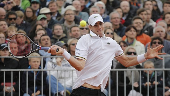 ZDRAVJÍ A ÚSP̊NJÍ. John Isner zaal jíst zdravji a doufá, e mu to pome k úspchm.