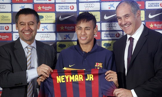 JE TO OFICIÁLNÍ. Brazilský fotbalista Neymar pózuje s dresem Barcelony. 