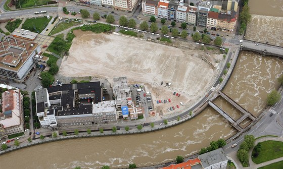 Plocha po zbouraném DK Inwest v centru Plzn zstává prázdná.