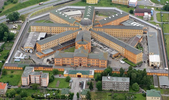 Dozorci a strážní z věznice v Plzni na Borech mají opět šanci uspět se žalobou o proplacení přestávek na jídlo a odpočinek. 
