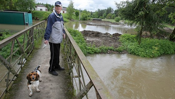 Rozvodnná Klabava pi povodních v ervnu 2013.