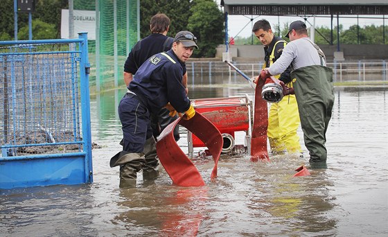 V Plzni velká voda způsobila největší škody ve sportovním a tréninkovém areálu na Roudné. Hasiči odsud odčerpávali vodu několik dní.