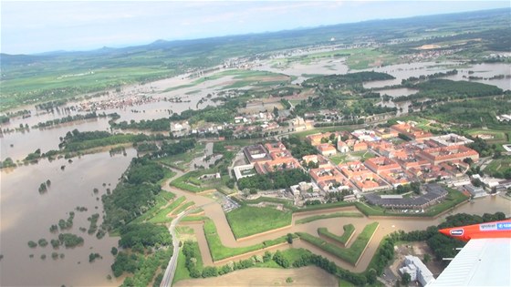Ped velkou vodou se na rozdíl od roku 2002 podailo ochránit vtinu památek a objekt v Terezín.