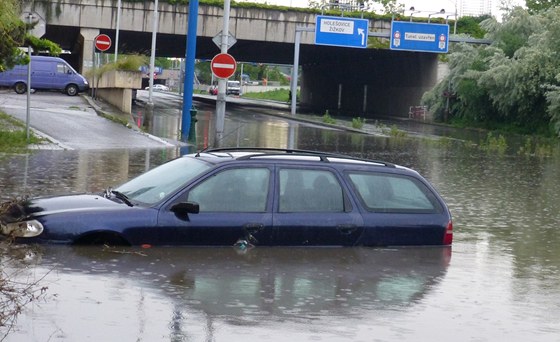 Takto vypadala Pobení ulice v Praze 9. ervna.