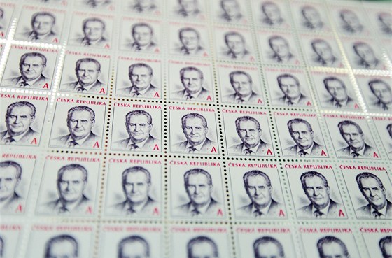 Arch poštovních známek s portrétem prezidenta Miloše Zemana.