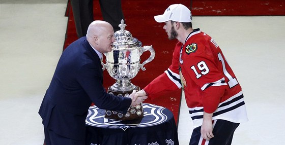 Jonathan Toews pebírá za Chicago Blackhawks pohár pro vítze Západní