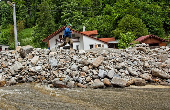 ernohorský potok zavalil domy ve Svobod nad Úpou kamením (4.6.2013).