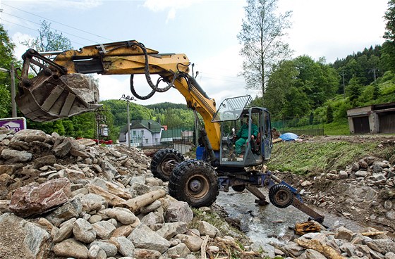 Oprava koryta eky ve Svobod nad Úpou po povodni (4.6.2013).
