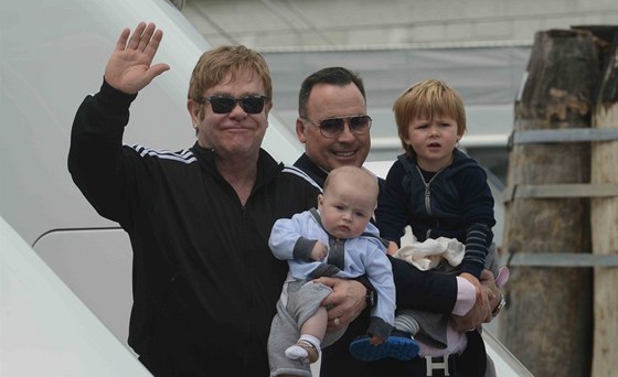 Elton John, David Furnish a jejich synové Zachary a Elijah (30. května 2013)
