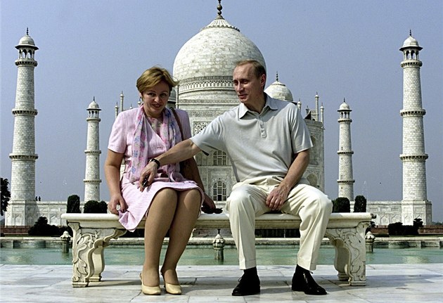 Vladimir a Ljudmila Putinovi na archivním snímku z roku 2000 p�ed mauzoleem...