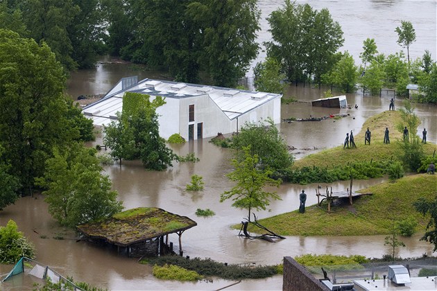 Pavilon goril ve spodní �ásti zoo, vlevo jsou vid�t t�i okna povod�ové v�e,...