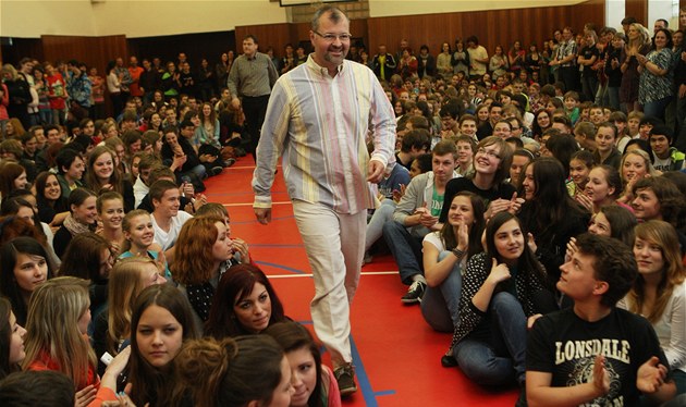 O besedu se slavným absolventem byl ve Wichterlov� gymnáziu v Ostrav�-Porub�