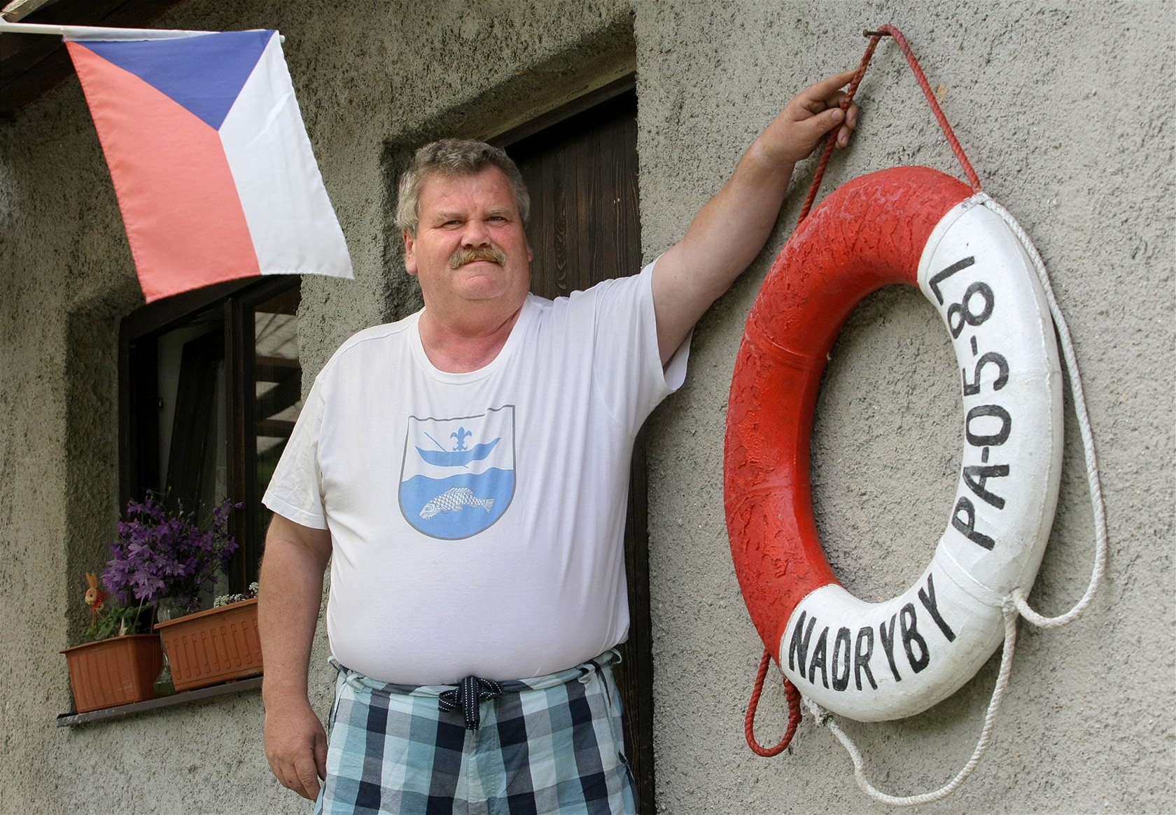 P�ívoz na �ece Berounce v Nadrybech na Plze�sku. Správce p�ívozu Jaroslav...