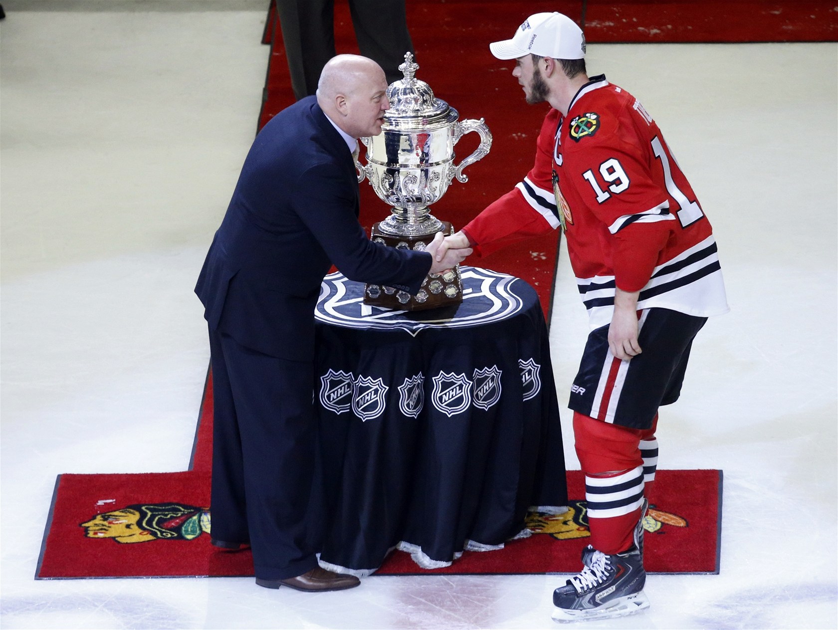 Jonathan Toews p�ebírá za Chicago Blackhawks pohár pro vít�ze Západní