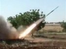 Povstalci odpalují raketu na pozice Asadových jednotek ve mst Kusajr (2.