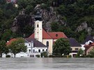 Rozvodný Dunaj zaplavil i kostel v Marbachu, asi 90 kilometr západn od Vídn...