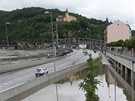 Protipovodová vana v Ústí nad Labem. Na pilehlé silnici u policie dopoledne