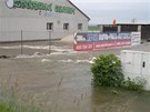 U Terezína povolila provizorní hráz z hlíny a voda zaplavila ást Nových