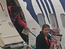Cestující vystupují z letadla spolenosti Ryanair po pistání na ostravském