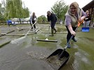 Zamstnanci lutých lázní v Praze odstraovali 6. ervna následky po rozvodnné