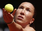 PODÁNÍ. Srbská tenistka Jelena Jankoviová si nadhazuje míek ve tvrtfinále