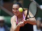 Srbská tenistka Jelena Jankoviová zasahuje míek ve tvrtfinále Roland Garros.