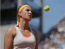 LEVITACE. Bloruská tenistka Viktoria Azarenková sleduje míek ve tvrtfinále