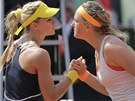 PUSU NA KONEC. Ruská tenistka Maria Kirilenková (vlevo) gratuluje Viktorii