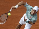 Srbská tenisová jednika Novak Djokovi podává ve tvrtfinále Roland Garros.
